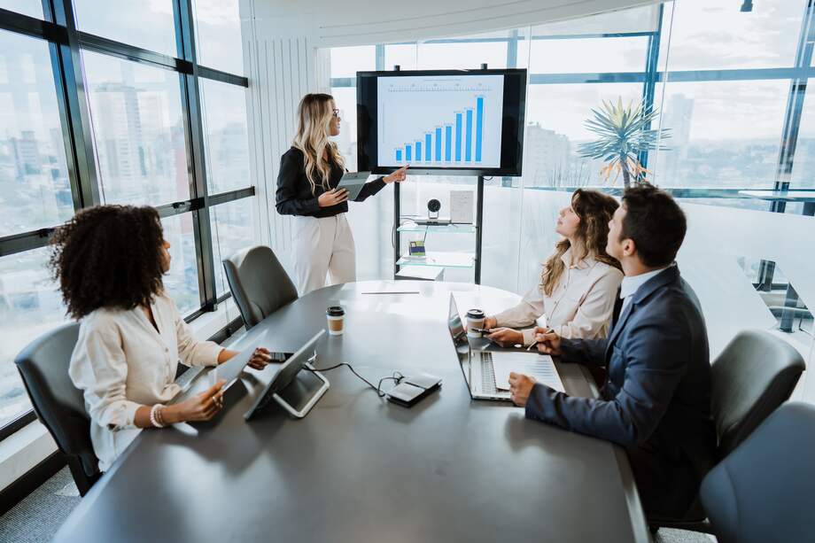 Un aspecto clave de esta maestría es la flexibilidad que ofrece a los estudiantes para adaptar su horario de estudio a sus compromisos personales y profesionales.