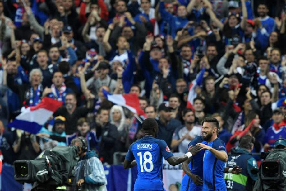 Giroud celebra su segundo gol de la noche contra Islandia. Foto: AFP