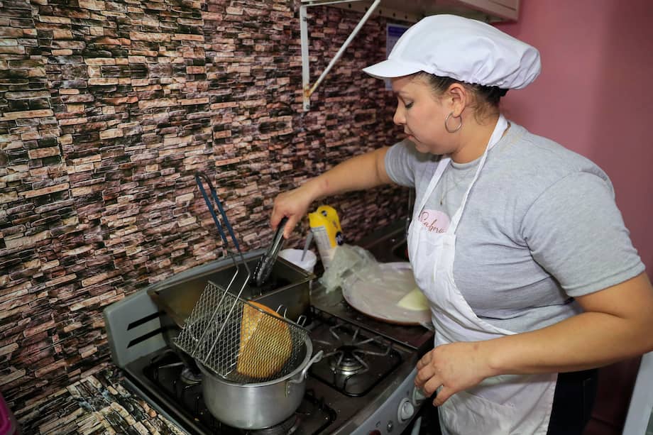 La empresaria venezolana residente en Colombia María Félix Herrera preparando alimentos de su panadería en Bogotá (Colombia).