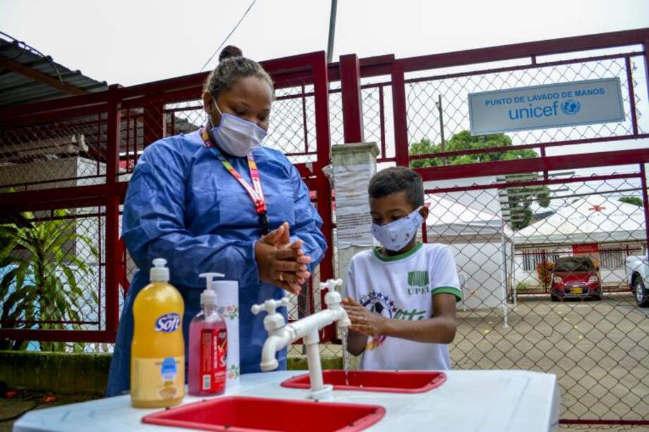 El equipo estaba instalando lavamanos en el ingreso del Hospital San Francisco.