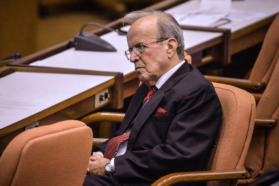 En esta foto de archivo tomada el 24 de febrero de 2013, el expresidente del Parlamento cubano, Ricardo Alarcón, participaba en una reunión de la Asamblea Nacional para elegir un Consejo de Estado, en el Palacio de las Convenciones de La Habana.