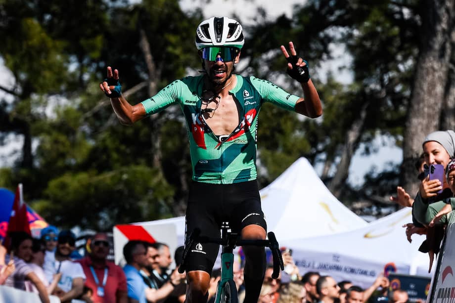 El colombiano atacó en el ascenso final a Kiran, se impuso en solitario en la etapa 3 y pasó a liderar la clasificación general del Tour de Turquía 2026.