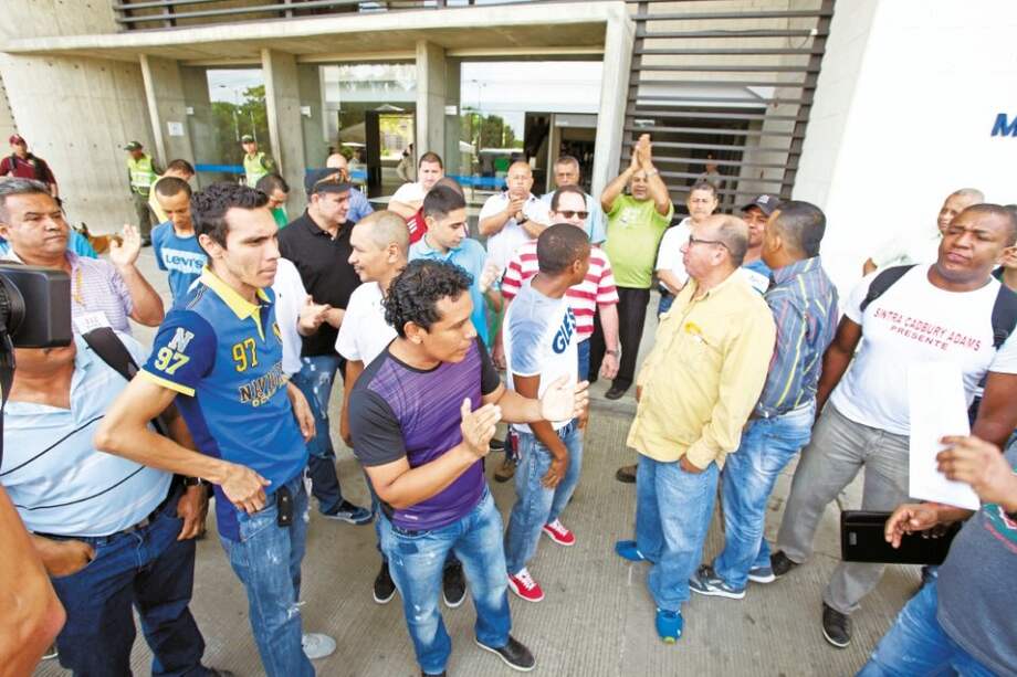 Trabajadores de Mondelez permanecen en huelga a las afueras de las instalaciones de la multinacional. Fabio Posada