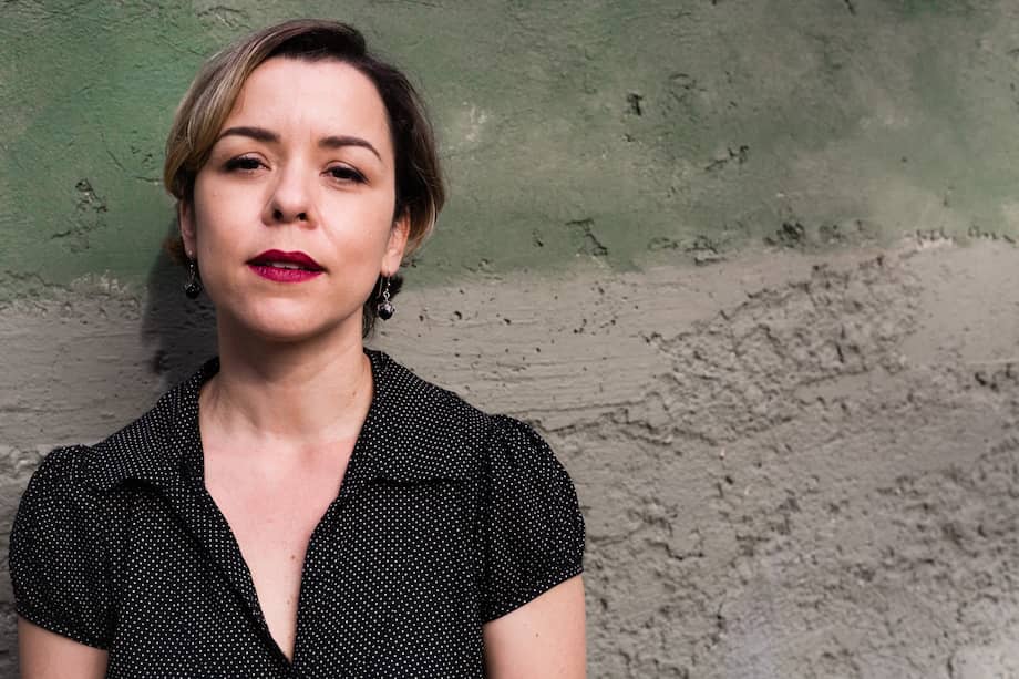 Mariana es hija de la intérprete Ana Valencia, del famoso dúo, Ana y Jaime y del productor musical, saxofonista y flautista Ezequiel Serrano.