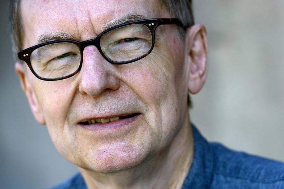 Anders Olsson, secretario provicional de la Academia Sueca, quien anunció que este año dicha institución entregará dos premios Nobel de literatura.