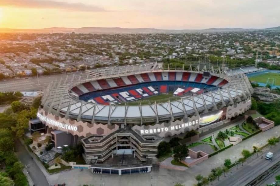 La fachada del estadio está inspirada en escenarios deportivos internacionales y tras la remodelación elevará su capacidad a 60.000 espectadores.