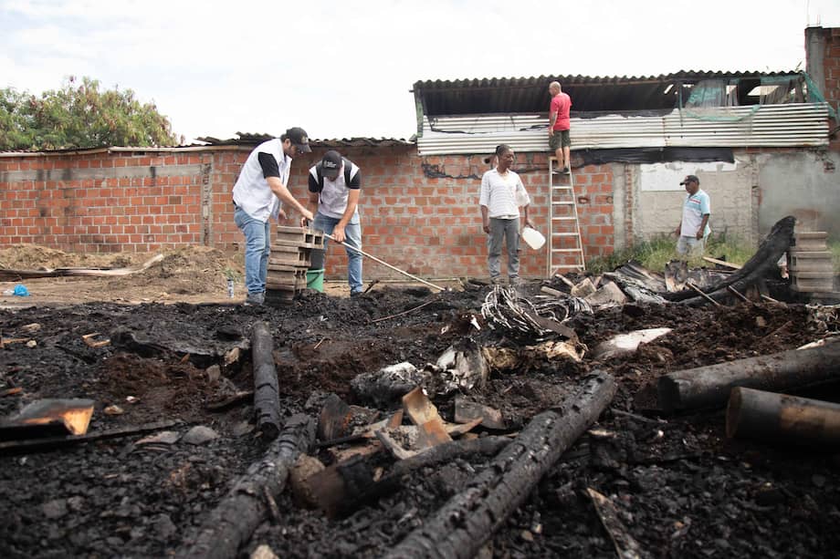 Las llamas destruyeron gran parte de la infraestructura de la huerta Calimío Unida Dos. La rápida reacción de los habitantes impidió que el fuego se propagara hacia viviendas cercanas.