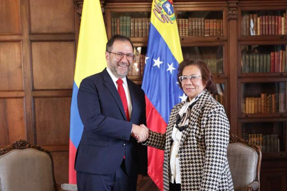 El canciller de Venezuela, Yván Gil (i), saludando a su homóloga de Colombia encargada, Rosa Yolanda Villavicencio.