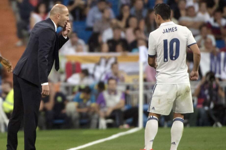 Zidane le da instrucciones a James Rodríguez en un partido de Real Madrid.