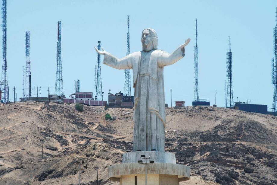 El Cristo del Pacífico, o "Cristo de lo Robado", como lo llaman los peruanos, fue "regalo" de Odebrecht. / AFP