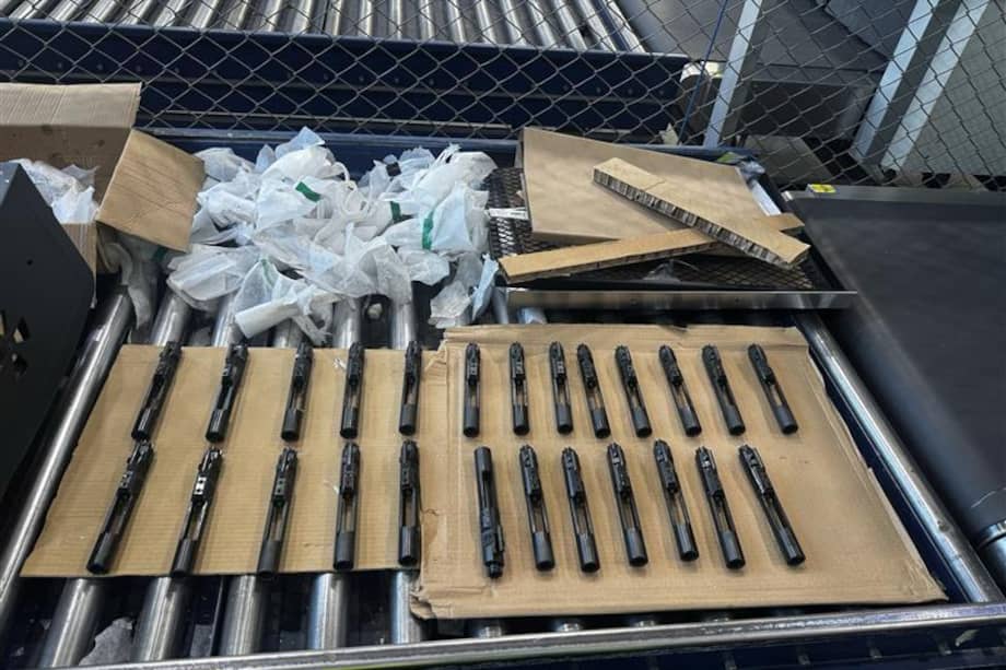 Cargamento ilegal de partes de armas de fuego incautado por la DIAN y la POLFA.