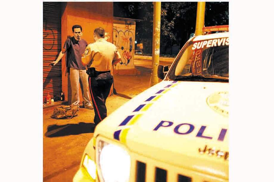 Un inspector de la Policía Municipal de Sucre, Caracas, comprueba la identidad de un sospechoso. /EFE