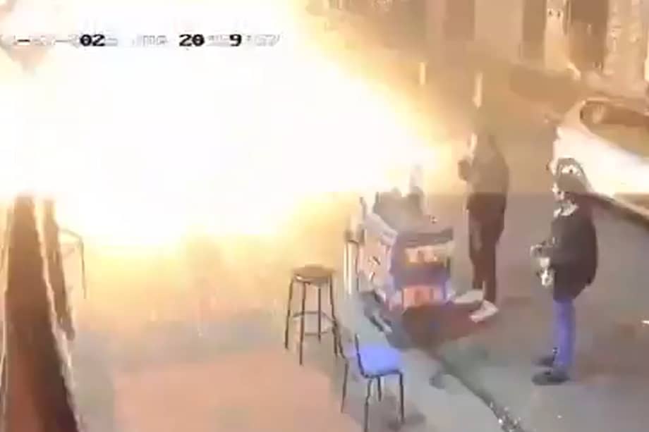 Momento exacto en el que estalló una granada lanzada por dos individuos que se movilizaban en una moto.