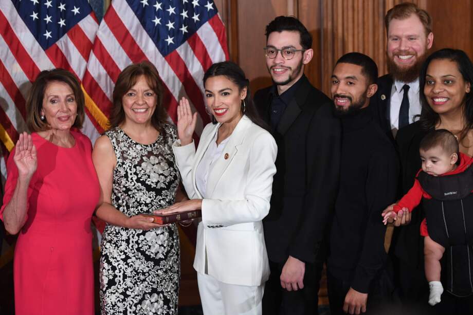 Nancy Pelosy recibe el juramento del fenómeno político latino del Congreso, Alexandria Ocasio-Cortez, quien llegó con su familia. / AFP