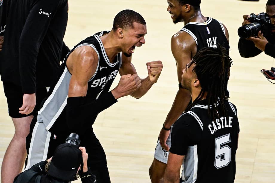 Víctor Wembanyama celebra su trunfo contra OKC y su primer título de conferencia.