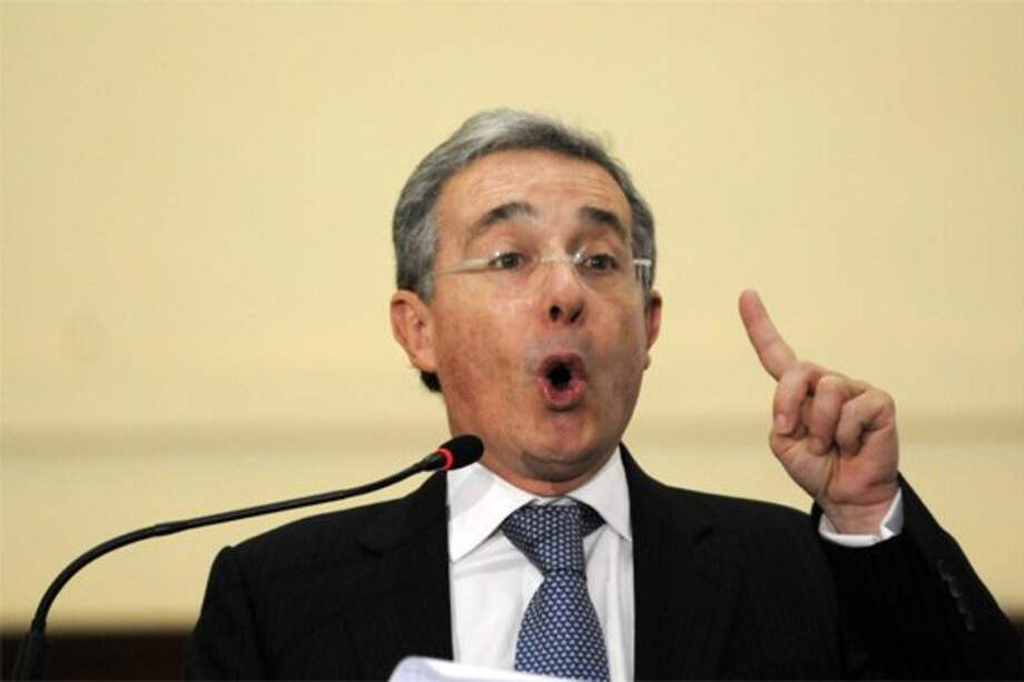 Liberales anuncian apoyo a debate contra Uribe por paramilitarismo