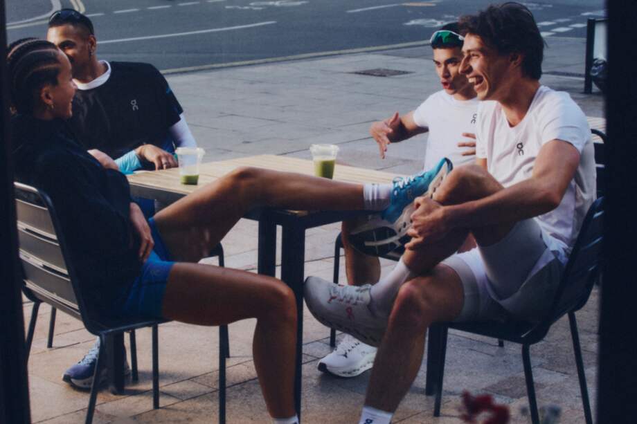 Entre sus principales innovaciones técnicas se destacan un cuello de punto plano, un tejido de malla técnica de alta transpirabilidad.