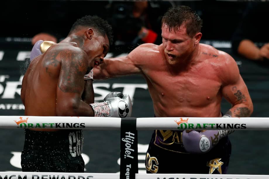 Saúl "Canelo" Álvarez de México (der.) en acción contra Jermell Charlo de los Estados Unidos durante su pelea por el título del Campeonato Mundial Súper Medio Indiscutible de 12 asaltos en T-Mobile Arena en Las Vegas, Nevada, 30 de septiembre de 2023.