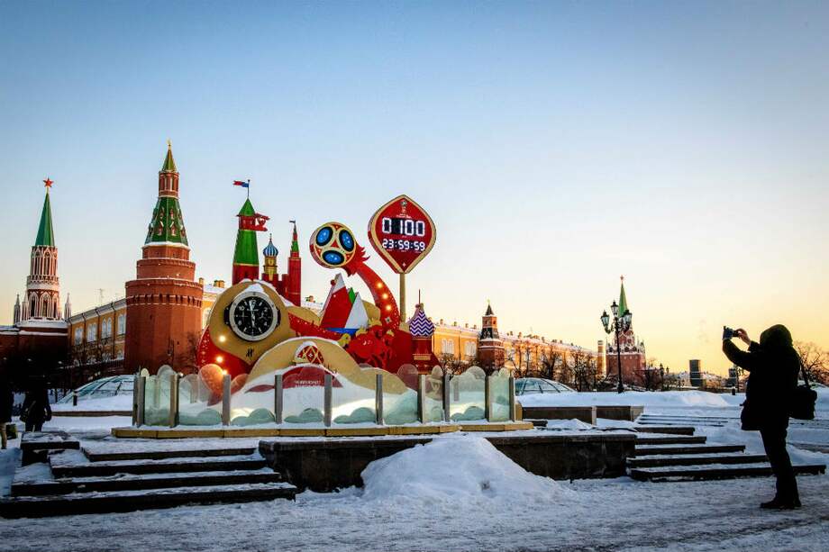 Un reloj ubicado en la plaza roja indica los días que faltan para la inauguración del Mundial. / AFP