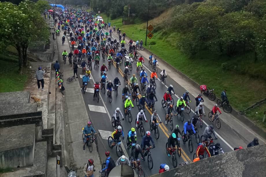 Más de 12.000 ciclistas participan en la travesía sobre la vía al Llano.