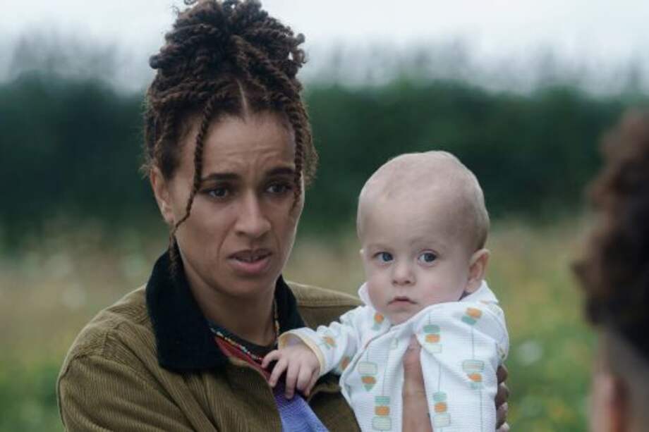 El reparto adicional incluye a Patrice Naiambana ("Spectre") como Lyle, el padre de Natasha y a Sinéad Cusack ("Marcella") como su madre, Barbara.