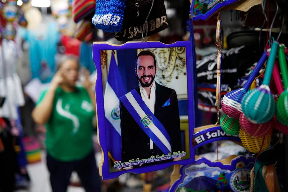 Fotografía de un cuadro con el retrato del presidente Nayib Bukele, el 28 de mayo de 2024, en el mercado municipal Ex-Cuartel, en San Salvador (El Salvador).