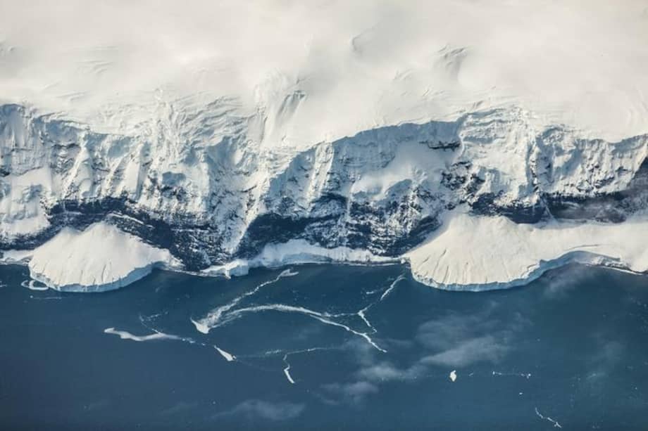 El hielo antártico se une con la costa rocosa. Los investigadores trazaron las características del paisaje desde el acantilado costero de la Tierra de la Reina Maud, de dos kilómetros de altura, hasta las montañas subglaciales de Gamburtsev, enterradas bajo una capa de hielo de entre 1 y 3 km.