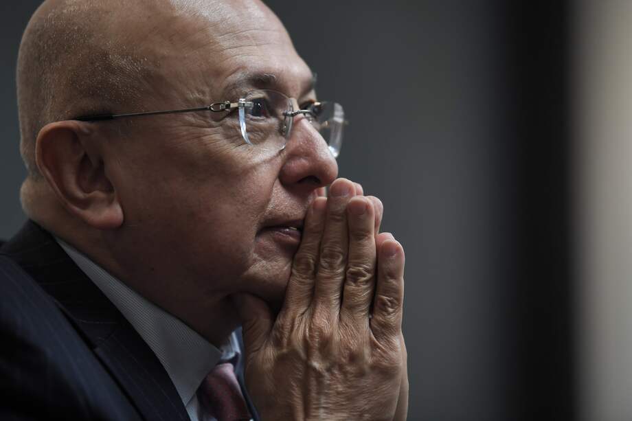 El exfiscal general Luis Eduardo Montealegre respondió a las críticas que han surgido después de que el presidente Petro convocara a una consulta popular vía decreto.