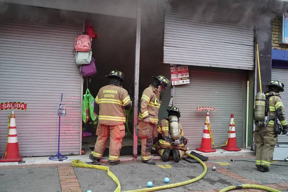 Bomberos investigan la causa del incendio.