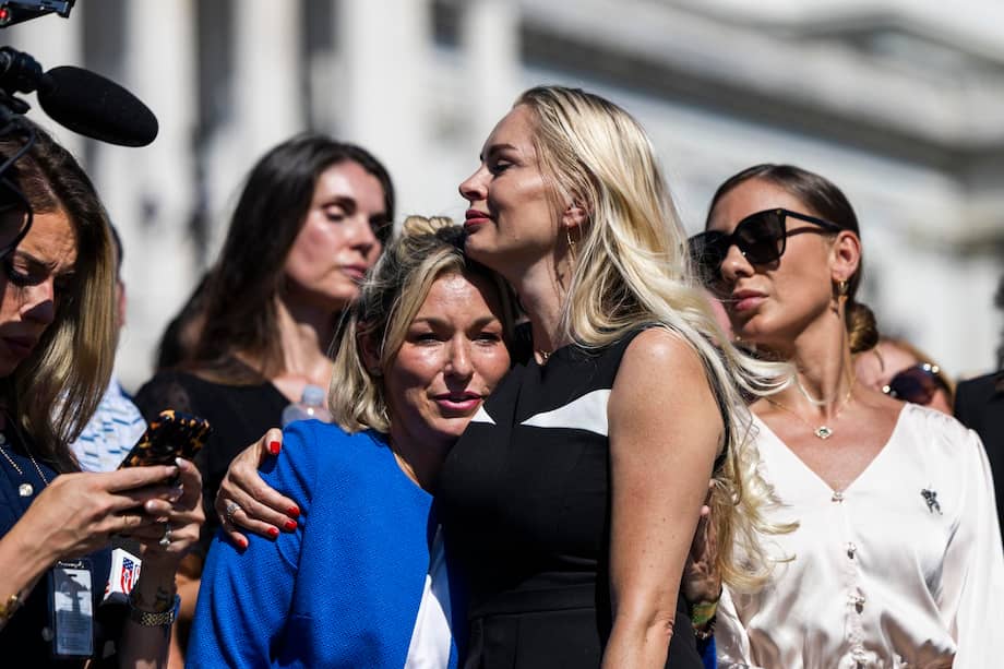 Las sobrevivientes del escándalo de Jeffrey Epstein y Ghislaine Maxwell se abrazan en conferencia de prensa frente al Capitolio de EE. UU.