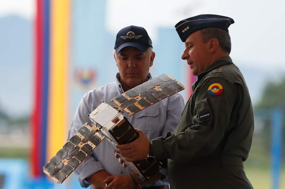 "Desde que asumió el cargo, el presidente permaneció cerca de medio año sin dormir en la Casa de Nariño. Lo hizo a bordo del avión, en hoteles o embajadas. Completó casi 160 días por fuera, en desarrollo de visitas oficiales que lo aterrizaron en cuatro decenas de ciudades, desde la peruana Pucallpa hasta Shanghai, pasando por Panamá, Los Ángeles, Canes, Santiago de Compostela, Zurich y Seúl. Y las programó, como sus antecesores. En compañía de abultadas comitivas, integradas por privilegiados “cacaos” de influyentes grupos económicos, funcionarios consentidos del mandatario, periodistas de medios seleccionados que sirven de megáfono, y los infaltables amigos y familiares que, pese a ser particulares, gozan de los beneficios de un bien público" - Gonzalo Silva