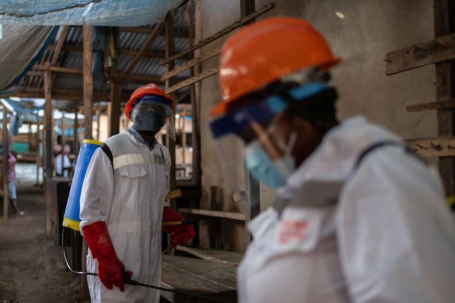 Trabajadores sanitarios hacen trabajos de desinfección en Bunia, en la República Democrática del Congo.
