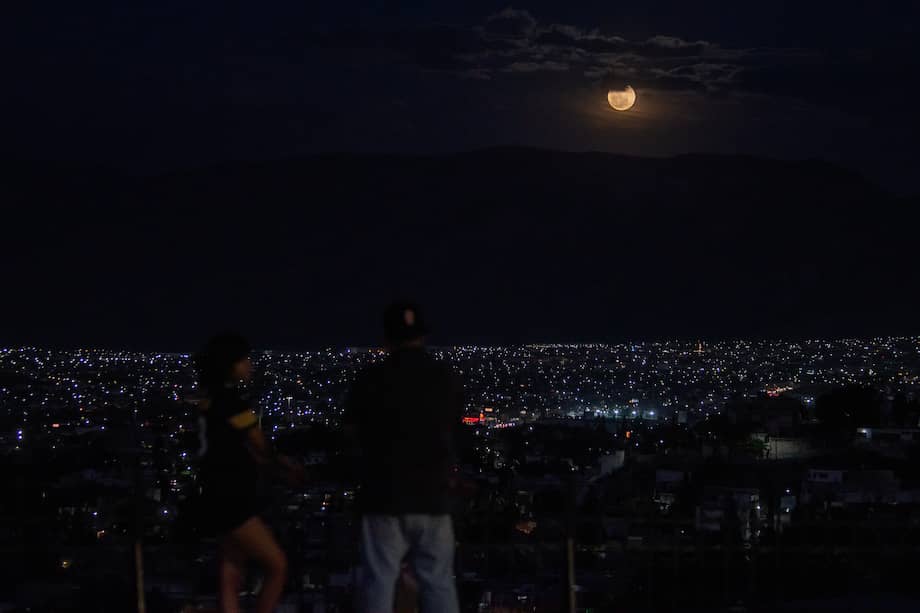 Fotografía de la 'luna rosa' sobre la ciudad de Saltillo (México), durante abril de 2024.