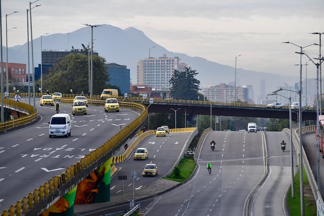 ¿Qué significa un triángulo blanco pintado en calles o carreteras y qué debe hacer al verlo?