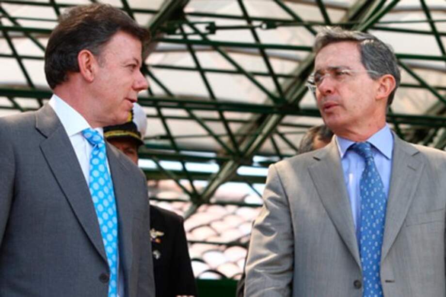 Nuevo llamado del Gobierno a Uribe para 'cara a cara' con Santos