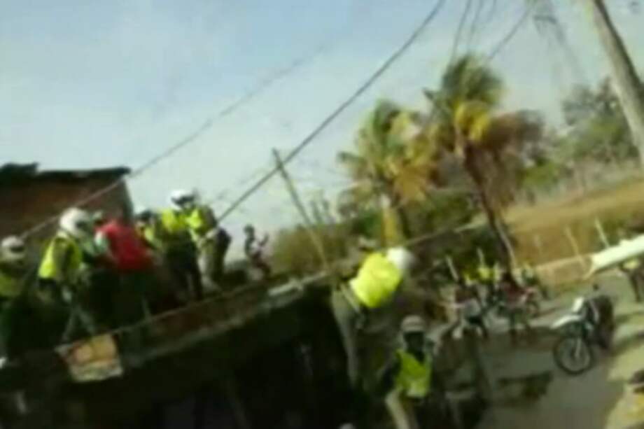 Policía fue lanzado de un segundo piso en Cali