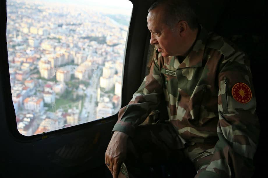 El presidente turco Recep Tayyip Erdogan mira por la ventana del helicóptero durante su visita a las tropas turcas en la provincia de Hatay, sur de Turquía. / EFE