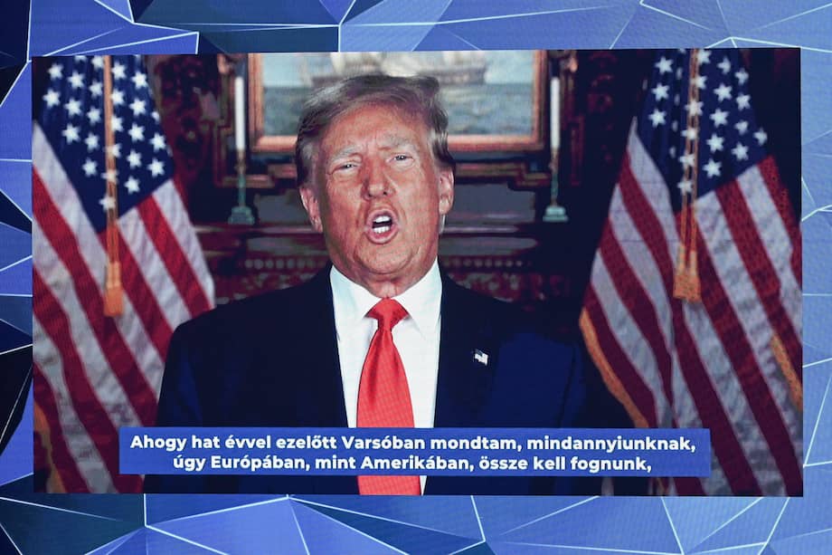 El expresidente de los Estados Unidos, Donald Trump, aparece en la pantalla mientras entrega su mensaje de video en la sesión del segundo día de la Conferencia de Acción Política Conservadora de Hungría en Budapest.