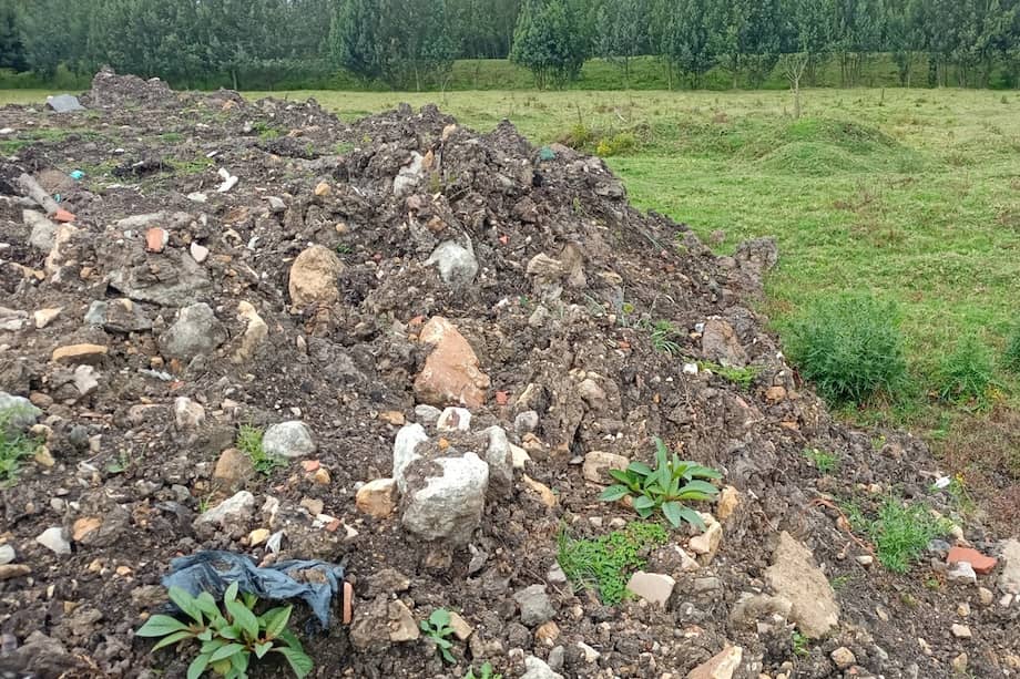 La Corporación identificó el ingreso de material no autorizado, entre ellos plásticos, varillas, llantas y otros residuos contaminantes