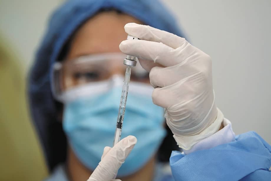 Se pide a los trabajadores avanzar con la vacunación, pues ha demostrado mitigar las probabilidades de muertes tras el contagio de Covid-19.
