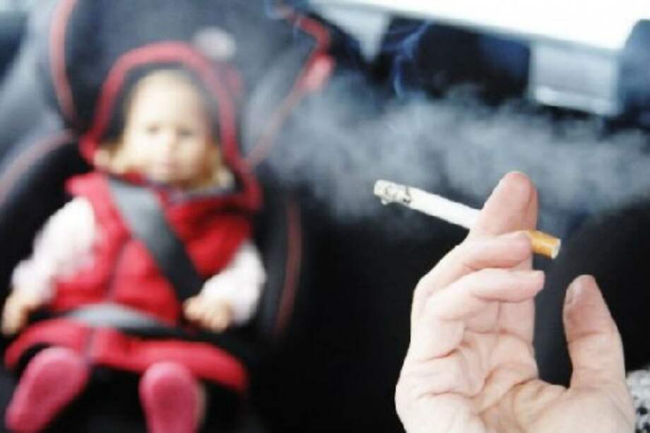 Avanza proyecto que prohíbe fumar en carros en que viajen niños
