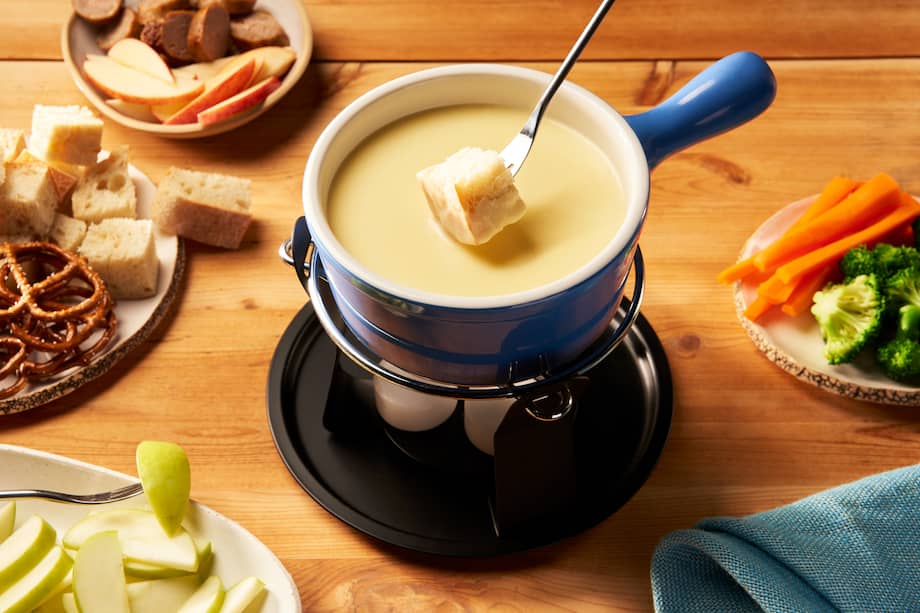 Este fondue de queso es una opción para disfrutar con amigos y familia al centro de la mesa.