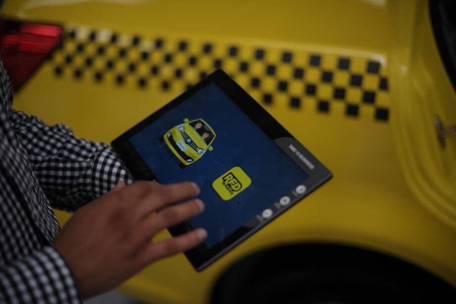 El cambio de taxímetros a tabletas terminaría el 31 de agosto. / Cristian Garavito
