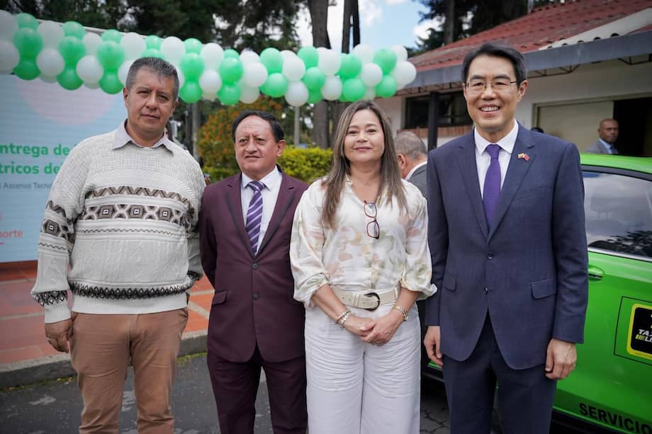 María Fernanda Rojas, ministra de Transporte, y Zhu Jingyang, embajador de la República Popular China en Colombia.