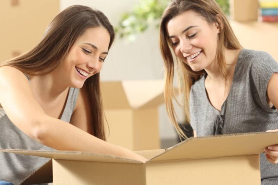 Mujeres abriendo una caja
