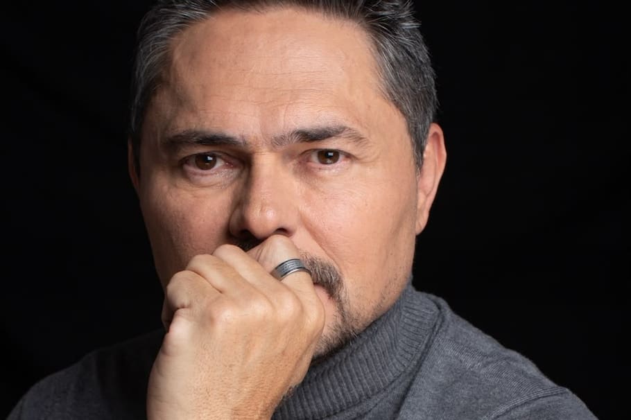 Después de más de 30 años en la televisión, el actor dio un nuevo paso profesional: asumió públicamente su rol como director y productor. El artista no solo reafirma su evolución en el cine, también se refiere a la falta de pantallas para mostrar las producciones locales.