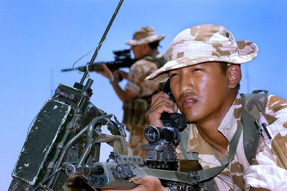 Uno de los gurkas que hacen parte de la Fuerza Aérea Británica, en el desierto de Omán./ AFP