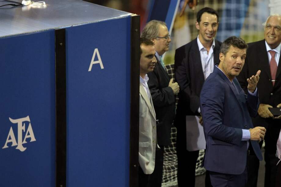 Marcelo Tinelli, candidato a la presidencia de la AFA, antes de iniciar las votaciones. / AFP