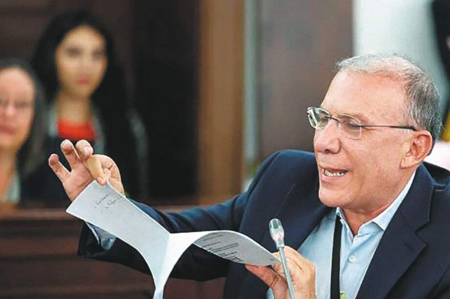 El senador Roy Barreras rompe el texto de la hundida reforma política durante su quinto y definitivo debate en el Congreso. / Cortesía