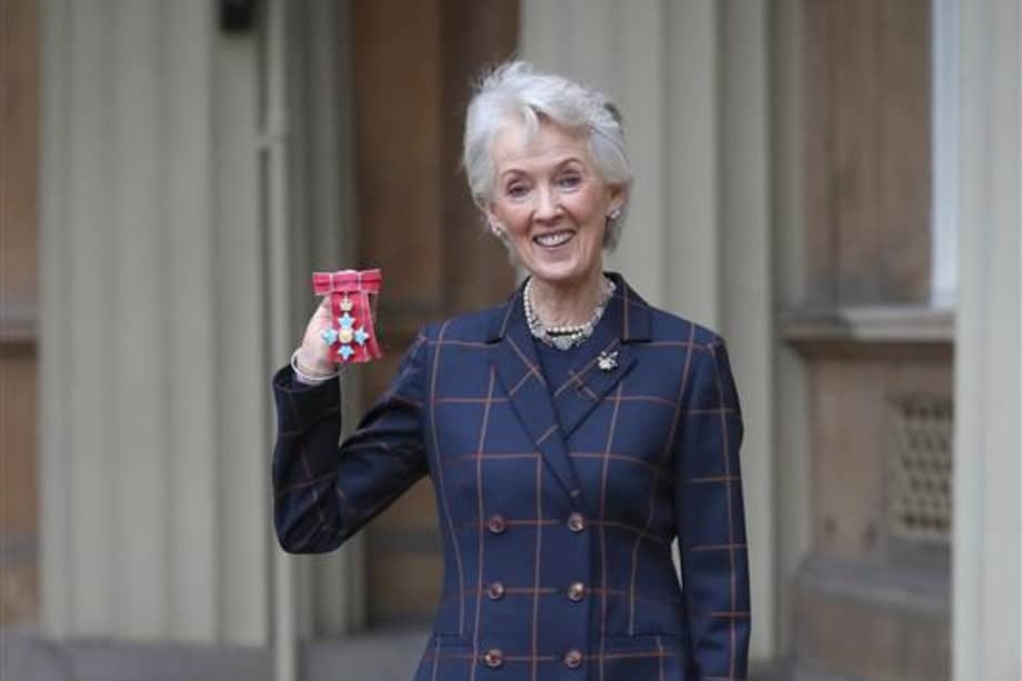 Joanna Trollope fue galardonada con la medalla de la Orden del Imperio Británico (OBE) en 1996 y después con la de Comandante de la Orden del Imperio Británico (CBE) en 2019.